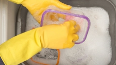 BRZO I LAKO OČISTITE PLASTIČNE POSUDE OD MASNOĆE Nema ribanja, a sijaju se kao nove