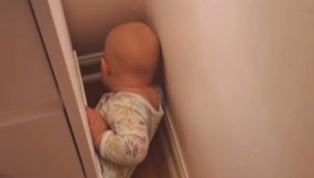 ZAGLAVILA SE IZA KOMODE Preslatka reakcija bebe nasmejala je milione ljudi na mrežama! (VIDEO)