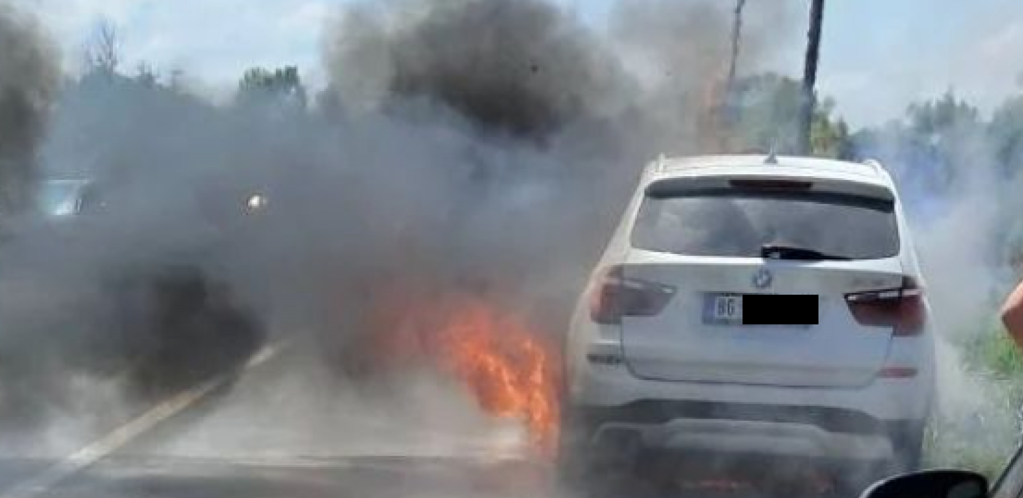 NOVA NESREĆA KOD MLADENOVCA Gori BMW nasred puta (FOTO)