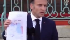 "KAKO DA OBJASNIMO UKRAJINI" Makron maše kartom i viče (VIDEO)