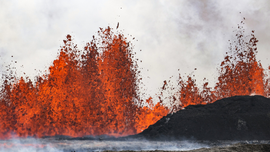 PROGLAŠENO VANREDNO STANJE Lava šiklja iz vulkana na Islandu (FOTO/VIDEO)