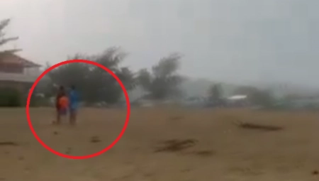 DECA VRIŠTE, SCENA JE UŽASAVAJUĆA! Kamera snimila trenutak kada grom udara direktno u maloletnike!