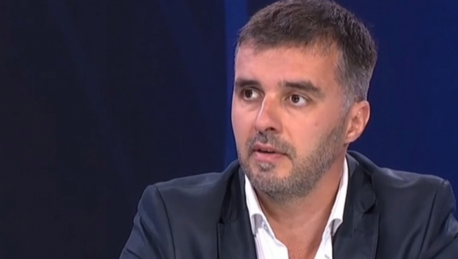 ŠTA REĆI, KOJU POSLUKU PORATI? Pogledajte kako Savo Manojlović "baguje" čim ga pitaju nešto konkretno (VIDEO)