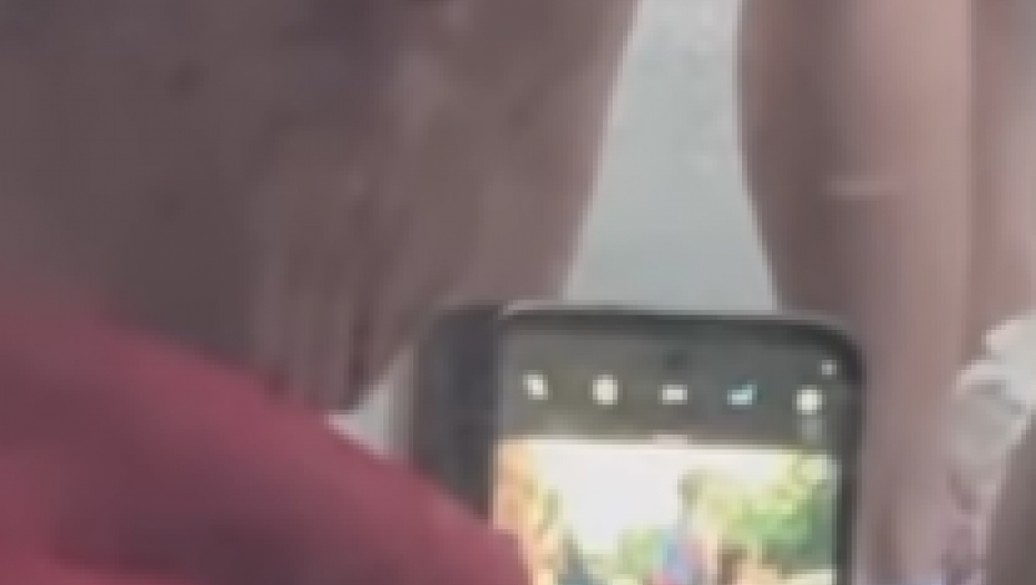 UŽAS! MANIJAK U BEOGRADU SNIMA DECU... Jeziva scena na autobuskoj stanici, narod kipti od gneva! (VIDEO)