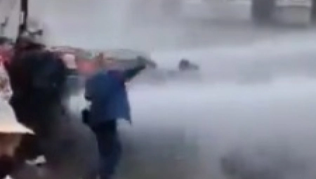 KAD POLICIJA U SRCU EU TUČE - KOSKE PUCAJU Vodeni topovi i suzavac protiv demonstranata u Briselu