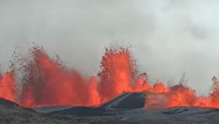 LAVA KULJA IZ VULKANA Naređena hitna evakuacija na Islandu (VIDEO)