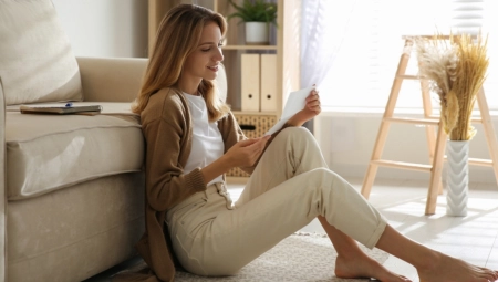 PREDNOSTI SU NEVEROVATNE Evo zašto eksperti preporučuju da sedimo na podu, jedna stvar je ključna