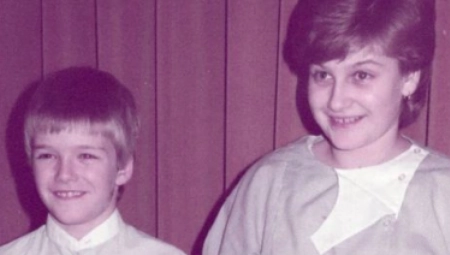 KO JE DEČAK SA SLIKE? Podelio neodoljive fotke iz detinjstva, tada je bio mali šmeker, a sada jedan od najzgodnijih muškaraca na planeti