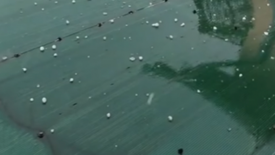 GRAD TUČE U DVA DELA SRBIJE Snimljeno je jako nevreme, sve je poplavljeno (VIDEO)