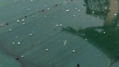 GRAD TUČE U DVA DELA SRBIJE Snimljeno je jako nevreme, sve je poplavljeno (VIDEO)