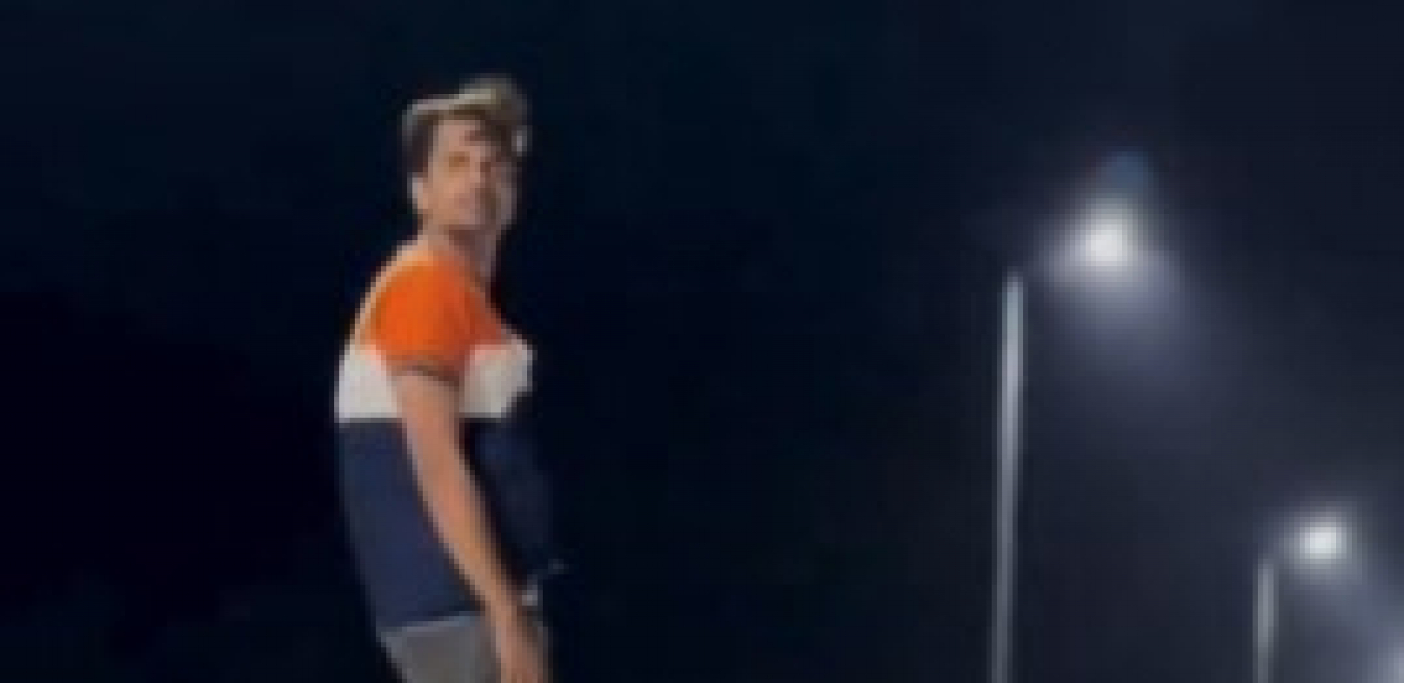 NARODE, ŠTA RADI OVAJ ČOVEK?! Popeo se na krov auta u pokretu pa snima, ljudi u šoku!