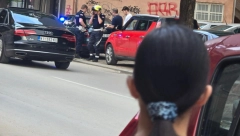 UŽAS U ZRENJANINU Deka zaspao za volanom pa se zakucao u drvo! Od siline udara, drvo palo