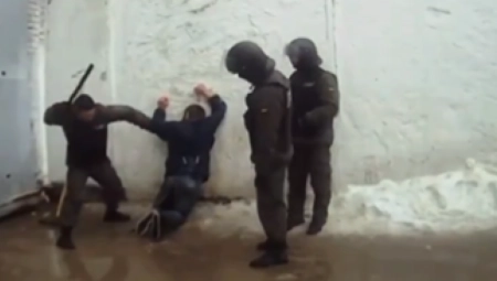 ISPLIVAO SNIMAK PREBIJANJA U UKRAJINSKOM ZATVORU Razotkriveno mučenje, maltretiranje i moralno poniženje (VIDEO)