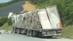 JEZIV SUDAR DVA KAMIONA KOD PIROTA Delovi svuda po putu (FOTO/VIDEO)