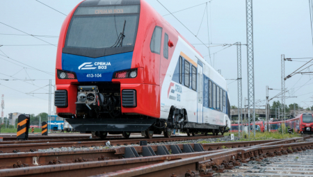 PUTNIK NAPAO KONDUKTERA U VOZU Odmah upala policija da ga savlada