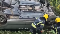 JEZIVA NESREĆA KOD SRBOBRANA Vatrogasci seku automobil kako bi stigli do povređenih (FOTO/VIDEO)