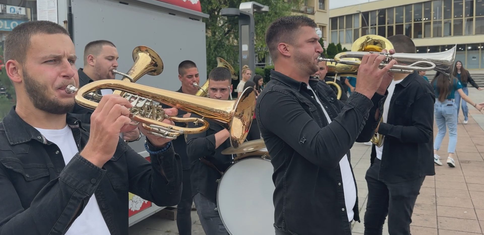 MLADI OPLELI UŽIČKO KOLO, SLAVLJE NE PRESTAJE Trubači napunili džepove (FOTO)