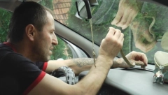 VREBAJU ISPOD KOLA I CREPA, PA ČAK I BEBINOG KREVECA! Hvatač zmija otkrio gde se sve mogu sakriti ovi gmizavci: ''Sve ih je više''!