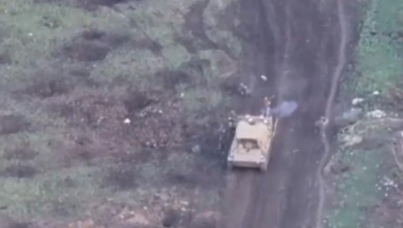 RUSI IZLETELI IZ TENKA I DIGLI ROV U VAZDUH Užasan snimak iz Novomihajlovke: Napadli su svoje vojnike (VIDEO)