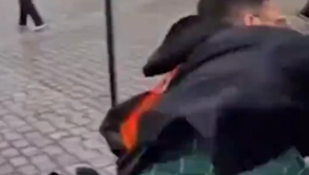 KRVAVIM NOŽEM UBADA LJUDE OKO SEBE! Osvanuo snimak brutalnog napada u Nemačkoj! (VIDEO)