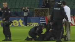 HAOS U KOMŠILUKU Navijači upali u teren, lomili sve, pa se nagutali suzavca (VIDEO)