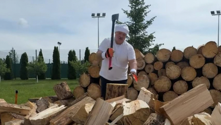 HIT SNIMAK LUKAŠENKA KAKO CEPA DRVA! Zasukao rukave i pokazao šta ume:"Sekira je dobra, ali može biti bolja" (VIDEO)