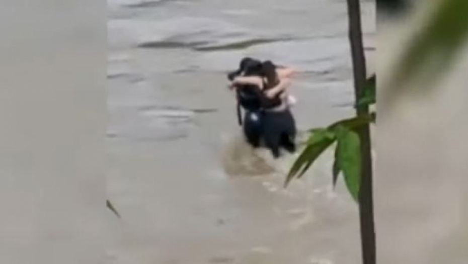 POTRESAN SNIMAK TROJE MLADIH PAR MINUTA PRE NEGO ŠTO IH JE ODNELA BUJICA: Strahuje se da ih neće pronaći žive (VIDEO)