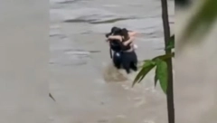 POTRESAN SNIMAK TROJE MLADIH PAR MINUTA PRE NEGO ŠTO IH JE ODNELA BUJICA: Strahuje se da ih neće pronaći žive (VIDEO)