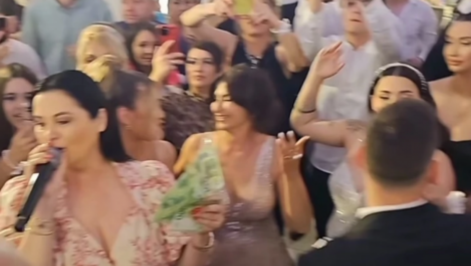HIT FOTKE SA SVADBE FUDBALERA KRUŽE MREŽAMA! Lete evri po sali, Jana ne može da drži mikrofon od para, pritekli joj u pomoć muzičari!