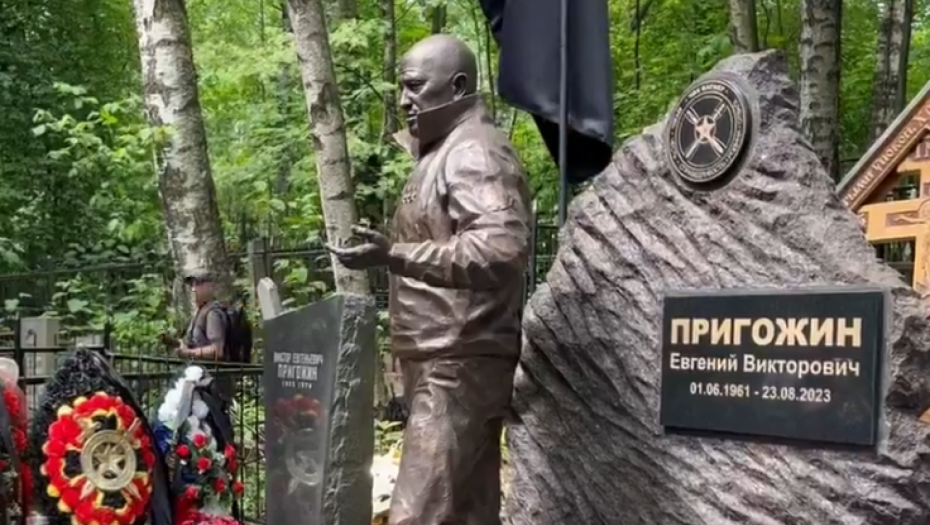 GODINU DANA POSLE POGIBIJE VOĐE "VAGNERA" Pogledajte šta se dešava na Prigožinovom grobu