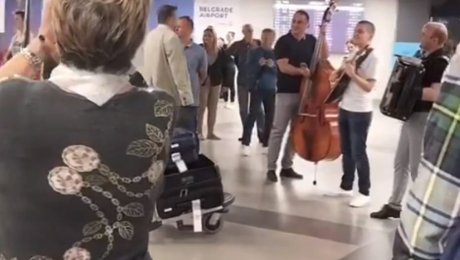 PUTNICI U TRANSU, ODMAH ZAIGRALI UZ PESMU Srbi na aerodromu dočekani sa ORKESTROM, ovako nešto još nije viđeno (VIDEO)