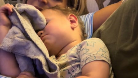 DA NE POVERUJEŠ Dečak spavao u maminom naručju, a onda je otac uradio OVO (VIDEO)