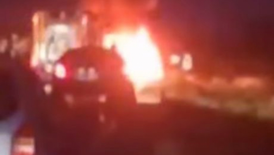 PRVI SNIMAK BUKTINJE Vozilo u plamenu na putu kod Odžaka (VIDEO)
