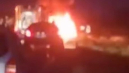 PRVI SNIMAK BUKTINJE Vozilo u plamenu na putu kod Odžaka (VIDEO)