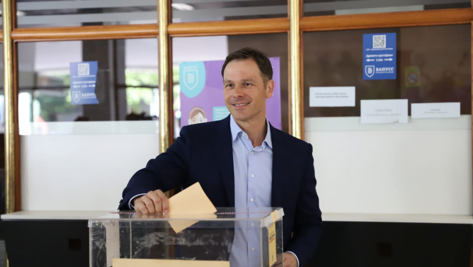 SINIŠA MALI IZAŠAO NA GLASANJE Ministar obavio građansku dužnost u Visokoj poslovnoj školi (FOTO)