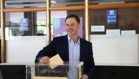 SINIŠA MALI IZAŠAO NA GLASANJE Ministar obavio građansku dužnost u Visokoj poslovnoj školi (FOTO)
