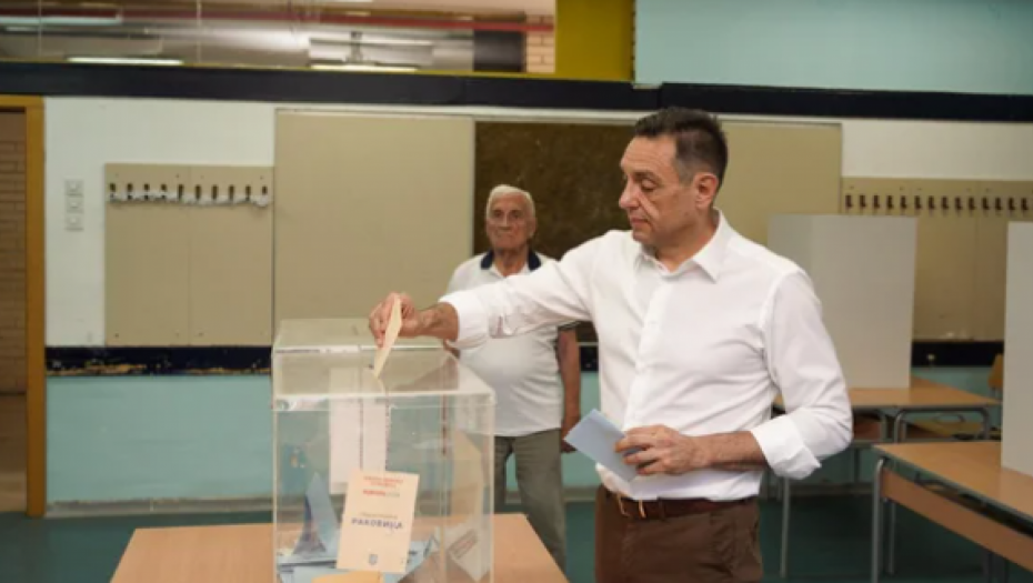 ALEKSANDAR VULIN GLASAO NA LOKALNIM IZBORIMA! Potpredsednik Vlade obavio svoju građansku dužnost na Vidikovcu!