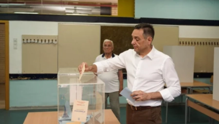 ALEKSANDAR VULIN GLASAO NA LOKALNIM IZBORIMA! Potpredsednik Vlade obavio svoju građansku dužnost na Vidikovcu!