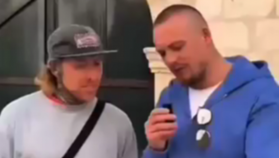 ČIJA JE OVO ZASTAVA? Albanski jutjuber postavio pitanje prolazniku, a kada je dobio odgovor nije mogao da veruje (VIDEO)