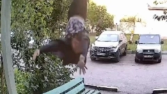 ČOVEK PAO S NEBA NA KLUPU, USTAO I ODŠETAO: Javnost u šoku od prizora, komentari se samo nižu (VIDEO)
