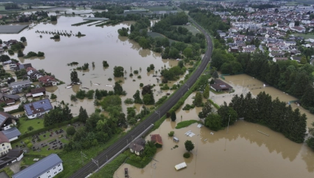 NAKON PAKLENE VRUĆINE, NEMAČKU ZADESILE POPLAVE! Bujica odnosila vozila, podrumi pod vodom!