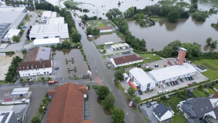 UŽASNE SCENE U NEMAČKOJ, POPLAVE OPUSTOŠILE SVE! Vatrogasac poginuo u akciji spasavanja, železnički saobraćaj OBUSTAVLJEN!