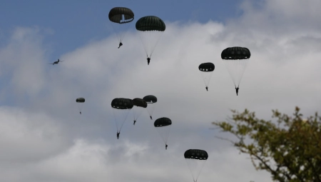 MASOVAN PADOBRANSKI SKOK IZNAD NORMANDIJE Zapad obeležava Dan D - bez Rusije