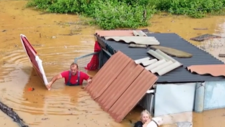 SVE ZA KRZNENE PRIJATELJE Devojka se bacila U BUJICU da bi spasila svoje pse (VIDEO)