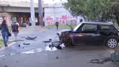 UŽAS NA AUTOKOMANDI! AUTO ULETEO NA PEŠAČKU STAZU, LJUDI SPASAVALI ŽIVU GLAVU Troje povređenih u stravičnoj nesreći (VIDEO)