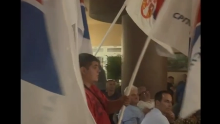 OVAKO JE SLAVIO OBRENOVAC Vijorila se zastava, niko sreću nije mogao da krije posle pobede liste SNS-a