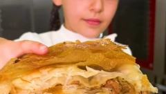 OD PETE GODINE PRAVI PECIVA Ona je najmlađi BUREK MAJSTOR u Srbiji, testo razvlači kao PROFESIONALAC (VIDEO)