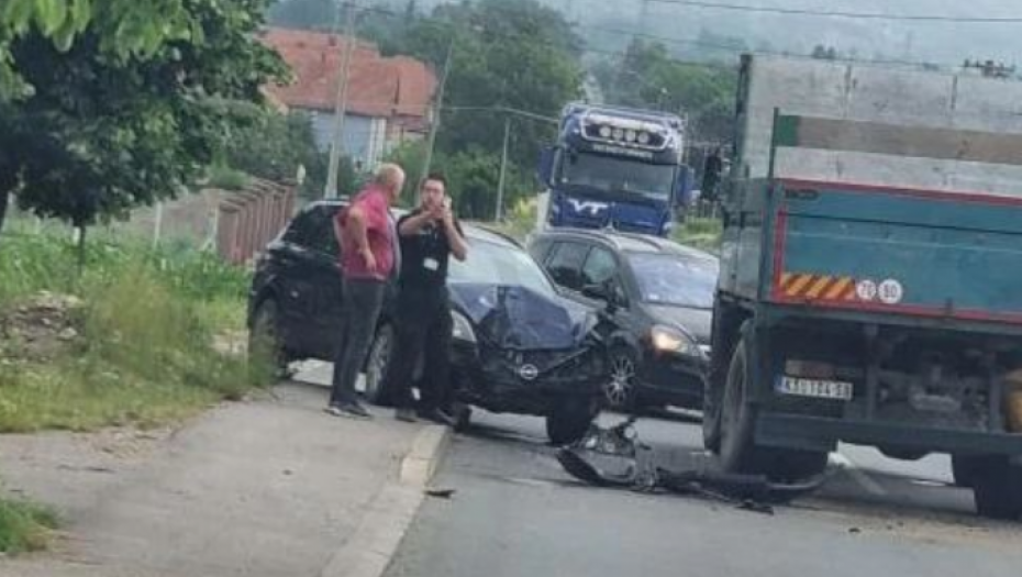 TEŽAK SUDAR KOD KRUŠEVCA! Automobil smrskan, delovi vozila RASUTI po putu!