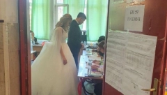 SA GLASANJA PRAVO NA VENČANJE! Mlada i mladoženja ful obučeni u odelo obavili građansku dužnost!