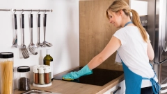 KAKO SE ČISTI ŠPORET SA RAVNOM PLOČOM Zasijaće bez ribanja pomoću 2 sastojka koja imate u kuhinji